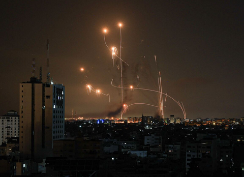 Đối thoại Trung Đông- Ảnh 1. Tên lửa từ hệ thống Vòm Sắt của Israel đánh chặn rocket phóng từ Dải Gaza vào tháng 10-2023 - Ảnh: AFP