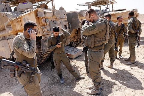 Binh sĩ Israel đứng cạnh các xe quân sự gần biên giới với Gaza vào ngày 15-4 - Ảnh: Reuters Binh sĩ Israel đứng cạnh các xe quân sự gần biên giới với Gaza vào ngày 15-4 - Ảnh: Reuters