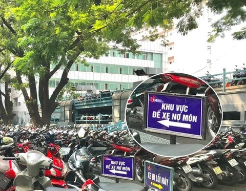 Trường đại học ở TP.HCM có 'bãi xe riêng' cho sinh viên nợ môn?- Ảnh 1. Ảnh bãi xe ở một trường đại học có tấm bảng
