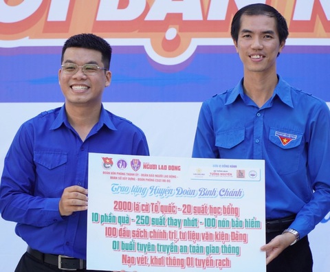 Anh Vũ (trái) đại diện đơn vị chia sẻ nguồn lực cùng Huyện Đoàn Bình Chánh trong hoạt động tình nguyện - Ảnh: K.A. Anh Vũ (trái) đại diện đơn vị chia sẻ nguồn lực cùng Huyện Đoàn Bình Chánh trong hoạt động tình nguyện - Ảnh: K.A.