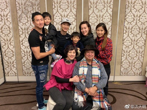 Hồng Kim Bảo an hưởng tuổi già cùng vợ và các con - Ảnh: Weibo Hồng Kim Bảo an hưởng tuổi già cùng vợ và các con - Ảnh: Weibo