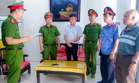 Bắt tạm giam thêm 2 người trong vụ nhận hối lộ ở Trung tâm đăng kiểm Thừa Thiên Huế- Ảnh 1. Cơ quan công an khởi tố, bắt tạm giam ông Nguyễn Phan Phú Nguyên (giám đốc Công ty TNHH MTV thiết kế ô tô Thống Nhất) vì hành vi nhận hối lộ xảy ra tại Trung tâm đăng kiểm xe cơ giới tỉnh Thừa Thiên Huế - Ảnh: VKSND tỉnh Thừa Thiên Huế