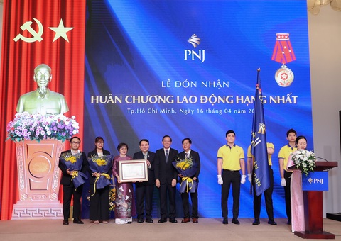 PNJ và bà Cao Thị Ngọc Dung nhận Huân chương Lao động hạng nhất- Ảnh 2. Công ty cổ phần Vàng bạc Đá quý Phú Nhuận (PNJ) đón nhận Huân chương lao động hạng Nhất - Ảnh: Minh Trường