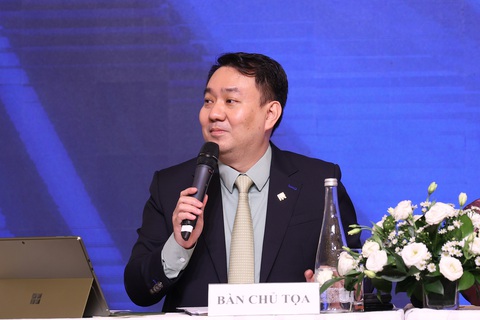 PNJ lên kế hoạch lãi hơn 2.000 tỉ trong năm 2024- Ảnh 2. Ông Lê Trí Thông, Phó Chủ tịch HĐQT chia sẻ tại đại hồi đồng cổ đông ngày 16-4 - Ảnh: XUÂN LỘC