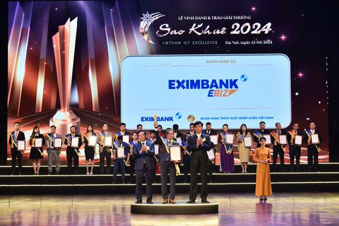 Eximbank nhận giải thưởng Sao Khuê 2024- Ảnh 1. Ông Nguyễn Hướng Minh - phó tổng giám đốc Eximbank - nhận giải thưởng Sao Khuê 2024 - Ảnh: EIB
