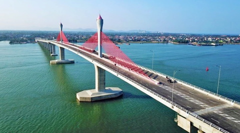Cầu Cửa Hội bắc qua sông Lam nối hai tỉnh Nghệ An - Hà Tĩnh, công trình có sự tham gia của Tập đoàn Thuận An - ẢNH: DOÃN HÒA Cầu Cửa Hội bắc qua sông Lam nối hai tỉnh Nghệ An - Hà Tĩnh, công trình có sự tham gia của Tập đoàn Thuận An - ẢNH: DOÃN HÒA