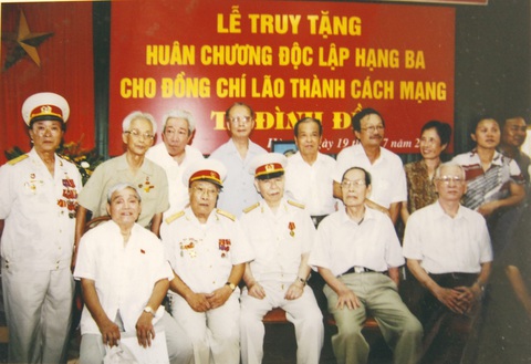 Thượng tướng Hoàng Minh Thảo (ngồi giữa ở hàng đầu) và đồng đội Tạ Đình Đề dự Lễ truy tặng Huân chương Độc lập hạng 3 của ông năm 2007 sau khi ông đã mất 10 năm - Ảnh gia đình cung cấp Thượng tướng Hoàng Minh Thảo (ngồi giữa ở hàng đầu) và đồng đội Tạ Đình Đề dự Lễ truy tặng Huân chương Độc lập hạng 3 của ông năm 2007 sau khi ông đã mất 10 năm - Ảnh gia đình cung cấp