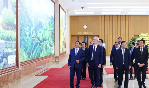 Thủ tướng Phạm Minh Chính và Giám đốc điều hành Tập đoàn Apple Tim Cook tham quan Trụ sở Chính phủ. (Ảnh: TTXVN) Thủ tướng Phạm Minh Chính và Giám đốc điều hành Tập đoàn Apple Tim Cook tham quan trụ sở Chính phủ - Ảnh: TTXVN
