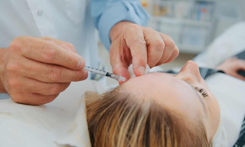Mỹ điều tra hàng chục trường hợp phản ứng nghiêm trọng sau khi tiêm botox- Ảnh 1. Một bác sĩ phẫu thuật thẩm mỹ tiêm botox cho khách hàng - Ảnh: THE GUARDIAN/GETTY IMAGES