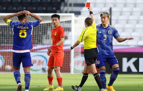 Chơi hơn người, U23 Trung Quốc vẫn thua U23 Nhật Bản- Ảnh 2. Nisho (số 3) nhận thẻ đỏ từ trọng tài - Ảnh: GETTY