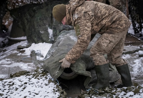 Tổng thống Ukraine ký luật huy động quân mới, thừa nhận hết tên lửa- Ảnh 1. Quân nhân Ukraine ngụy trang pháo tự hành gần thị trấn Chasiv Yar ở vùng Donetsk - Ảnh: REUTERS