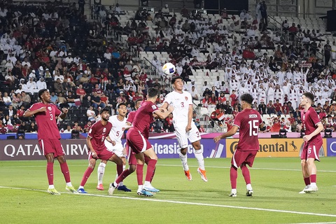 Instagram của trọng tài bắt trận U23 Indonesia thua U23 Qatar phải khóa vì bị chửi quá- Ảnh 1. U23 Indonesia (áo trắng) thi đấu đầy nỗ lực trước Qatar - Nguồn: PSSI