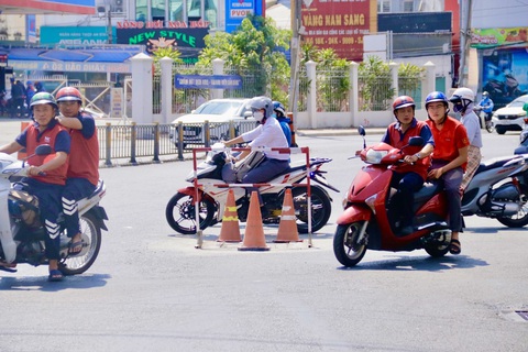 Đã khắc phục nắp cống bị vênh trên đường Võ Văn Ngân- Ảnh 1. Nắp cống trên đường Võ Văn Ngân (TP Thủ Đức, TP.HCM) được đơn vị thi công thiết kế, điều chỉnh lại cho phù hợp với độ cao mặt đường - Ảnh: TIẾN QUỐC