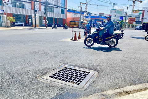 Đã khắc phục nắp cống bị vênh trên đường Võ Văn Ngân- Ảnh 3. Đơn vị thi công sẽ cải tạo tất cả các miệng cống, gia cố các tấm đan hư hỏng, khắc phục được tình trạng nắp đan bị bung lên khi trời mưa lớn - Ảnh: TIẾN QUỐC