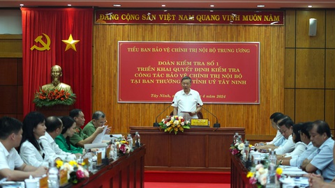 Bộ trưởng Tô Lâm kiểm tra công tác bảo vệ chính trị nội bộ tỉnh Tây Ninh- Ảnh 1. Bộ trưởng Bộ Công an Tô Lâm phát biểu tại buổi làm việc ở tỉnh Tây Ninh chiều 17-4 - Ảnh: PHƯƠNG THÚY