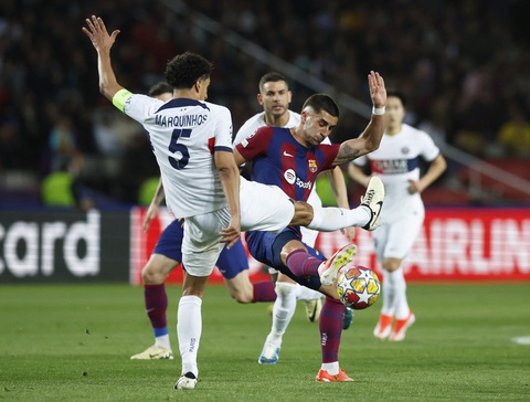Ngược dòng khó tin, PSG loại Barca khỏi Champions League- Ảnh 4. Barca hoàn toàn thất thế sau khi chịu thua thiệt về quân số - Ảnh: REUTERS