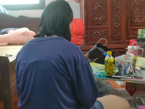 Công an lấy mẫu ADN con trai của bé gái 12 tuổi bị hiếp dâm để giám định- Ảnh 1. Em Đ.T.N.L. cho biết mình bị hàng xóm xâm hại từ lúc mới 11 tuổi đến có bầu và đã sinh con trai vào chiều 17-4 - Ảnh: ANH HÙNG
