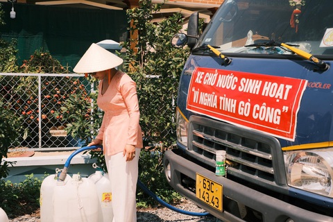Lộ Lộ chiết nước sạch cho người dân - Ảnh: Facebook nhân vật Lộ Lộ chiết nước sạch cho người dân - Ảnh: Facebook nhân vật