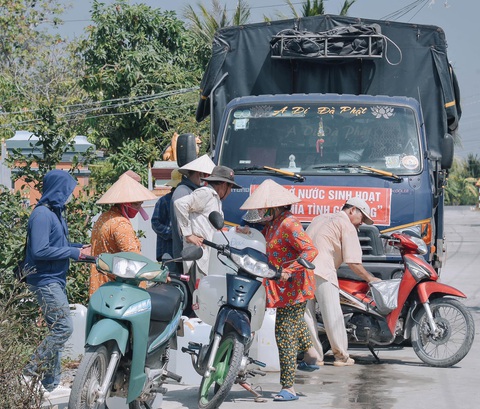 Người dân chia nhau từng thùng nước sạch - Ảnh: Facebook nhân vật Người dân chia nhau từng thùng nước sạch - Ảnh: Facebook nhân vật