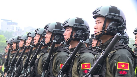 Vì sao quân phục của cảnh sát đặc nhiệm lại có ký hiệu về nhóm máu?- Ảnh 3. Miếng dán ký hiệu nhóm máu tuy là chi tiết nhỏ trên bộ quân phục nhưng có ý nghĩa vô cùng quan trọng với chiến sĩ cảnh sát đặc nhiệm - Ảnh: TRƯỜNG SƠN