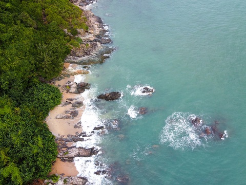 'Thổ địa' Đà Nẵng chỉ 5 điểm lang thang một ngày nghỉ lễ- Ảnh 1. Ghềnh Bàng (Sơn Trà) là điểm đến còn hoang sơ và gần trung tâm thành phố Đà Nẵng - Ảnh: TRẦN MINH TRÍ