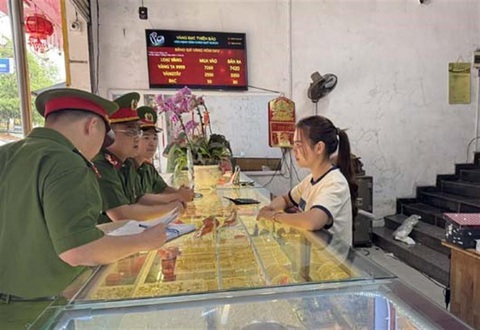 Cảnh báo thủ đoạn lừa đảo mua, bán hàng có giá trị lớn- Ảnh 1. Công an huyện Như Xuân tuyên truyền, cảnh báo thủ đoạn lừa đảo của tội phạm tại các tiệm vàng - Ảnh: Website Bộ Công an