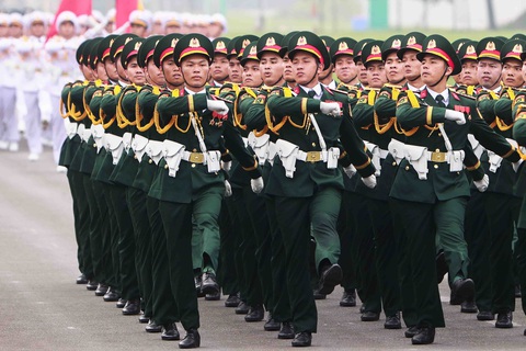 Quân đội tổng duyệt diễu binh, diễu hành Lễ kỷ niệm 70 năm Chiến thắng Điện Biên Phủ- Ảnh 7. Khối sĩ quan Lục quân đại diện cho binh chủng hợp thành Quân đội nhân dân Việt Nam đang tiến vào lễ đài - Ảnh: NGUYỄN KHÁNH