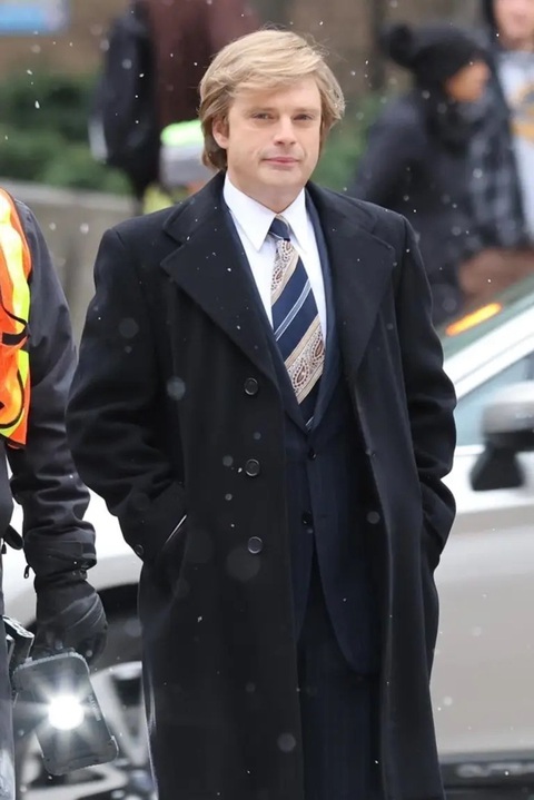 Ông Trump đã trở thành tỉ phú như thế nào?- Ảnh 3. Diễn viên Sebastian Stan hóa thân thành Donald Trump, anh còn có kiểu tóc và điệu bím môi