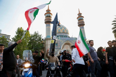 Người dân Iran xuống đường ở Tehran sau vụ tấn công vào Israel ngày 14-4 - Ảnh: AFP Người dân Iran xuống đường ở Tehran sau vụ tấn công vào Israel ngày 14-4 - Ảnh: AFP