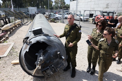 Xác một tên lửa của Iran rơi xuống Israel trong vụ tấn công cuối tuần trước - Ảnh: AFP Xác một tên lửa của Iran rơi xuống Israel trong vụ tấn công cuối tuần trước - Ảnh: AFP