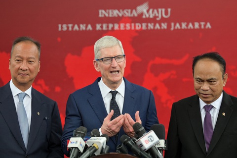 CEO Apple Tim Cook khen Indonesia, xem xét xây nhà máy- Ảnh 1. CEO Apple Tim Cook (giữa) chụp hình cùng Bộ trưởng Bộ Truyền thông và Thông tin Indonesia Budi Arie Setiadi (phải) và Bộ trưởng Công nghiệp Indonesia Agus Gumiwang Kartasasmita (trái) tại Cung điện Merdeka sáng 17-4 - Ảnh: AFP