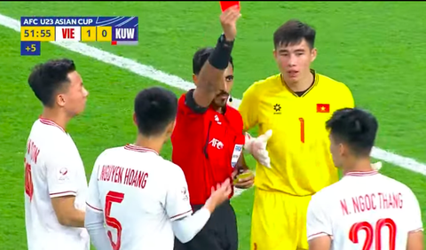 Cách thay người giúp U23 Việt Nam thắng Kuwait- Ảnh 2. Chiếc thẻ đỏ của Ngọc Thắng gây tranh cãi - Ảnh: FPT PLAY