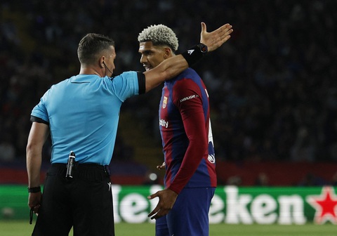 Bật mí cử chỉ tay kỳ lạ của Araujo khi bị đuổi ở trận thua PSG- Ảnh 3. Ronald Araujo tranh cãi với trọng tài khi bị thẻ đỏ trực tiếp - Ảnh: REUTERS