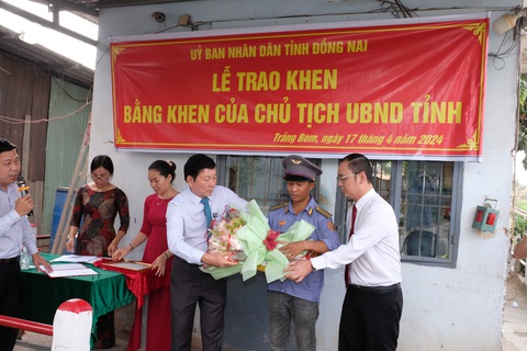 Nhân viên gác chắn dũng cảm cứu người nhận bằng khen của chủ tịch tỉnh- Ảnh 1. Nhân viên gác chắn Trịnh Dũng (thứ hai từ phải qua) nhận bằng khen của chủ tịch tỉnh vì hành động dũng cảm cứu người lao vào đoàn tàu đang chạy với tốc độ 80km/h - Ảnh: A LỘC