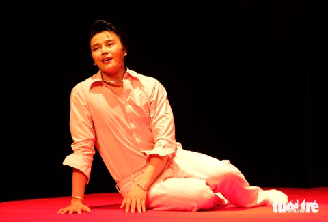 Chàng trai Hoàng Vũ (Võ Minh Lâm đóng) luôn khát khao là chính mình. Được trang điểm đẹp, đeo trang sức và bày tỏ tình cảm với chàng trai mình yêu - Ảnh: LINH ĐOAN Chàng trai Hoàng Vũ (Võ Minh Lâm đóng) luôn khát khao là chính mình. Được trang điểm đẹp, đeo trang sức và bày tỏ tình cảm với chàng trai mình yêu - Ảnh: LINH ĐOAN