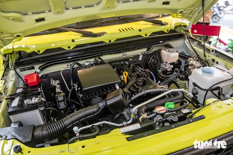 Tin tức giá xe: Suzuki Jimny kèm phụ kiện, đẩy giá lên tới hơn 900 triệu- Ảnh 9. Xe chỉ sử dụng khối động cơ 1.5L sản sinh công suất 101 mã lực và mô-men xoắn 130 Nm. Bù lại, xe được trang bị hệ dẫn động 2 cầu 4WD, với các chế độ 2H, 4H và 4L. Hệ thống treo cầu cứng 3 liên kết. Ngoài ra, mẫu xe này còn có phanh giả lập vi sai hạn chế trượt LSD giúp xử lý trong tình huống trơn trượt hoặc mất lực kéo - Ảnh: QUỐC MINH