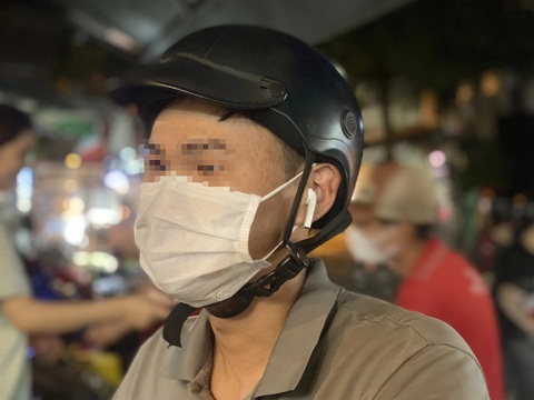 Chạy xe máy đeo tai nghe chỉ đường, nghe nhạc, tông vô người khác- Ảnh 1. Chạy xe máy đeo tai nghe trên đường phố tại quận Bình Thạnh, TP.HCM - Ảnh minh họa: YÊN CHÂU