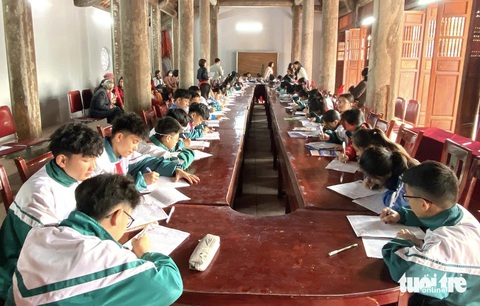 Yêu cầu xem xét lại tên xã 'Đôi Hậu' sau khi sáp nhập Quỳnh Đôi và Quỳnh Hậu- Ảnh 2. Học sinh xã Quỳnh Đôi, huyện Quỳnh Lưu, Nghệ An tham gia lễ khai bút đầu xuân năm 2024 - Ảnh: DOÃN HÒA