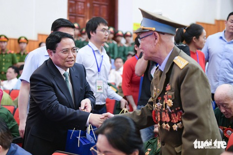 Thủ tướng xúc động gặp mặt các chiến sĩ Điện Biên ngay tại chiến trường xưa- Ảnh 1. Thủ tướng Phạm Minh Chính tặng quà cho các chiến sĩ Điện Biên - Ảnh: NAM TRẦN