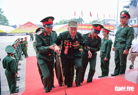Thủ tướng xúc động gặp mặt các chiến sĩ Điện Biên ngay tại chiến trường xưa- Ảnh 4. Các chiến sĩ Điện Biên tuổi đã cao xúc động đến gặp mặt đồng chí, đồng đội năm xưa - Ảnh: NAM TRẦN