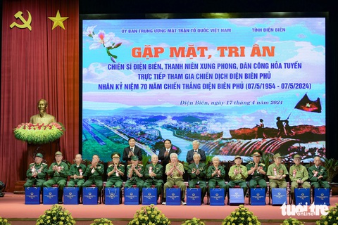 Thủ tướng xúc động gặp mặt các chiến sĩ Điện Biên ngay tại chiến trường xưa- Ảnh 5. Tặng quà tri ân các chiến sĩ Điện Biên, thanh niên xung phong, dân công hỏa tuyến trực tiếp tham gia chiến dịch Điện Biên Phủ 70 năm trước - Ảnh: NAM TRẦN
