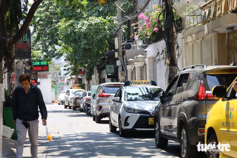 Xe taxi đậu kín đường xung quanh sân bay Tân Sơn Nhất- Ảnh 3. Xe đậu