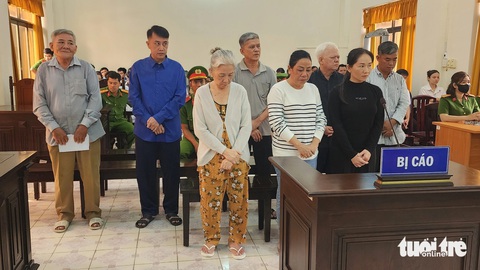 Nhóm bác sĩ làm 'khống' 1.141 hồ sơ khám sức khỏe hầu tòa- Ảnh 1. 8 bị cáo đã làm khống hơn 1.000 hồ sơ khám sức khỏe cho các học viên hầu tòa - Ảnh: BỬU ĐẤU