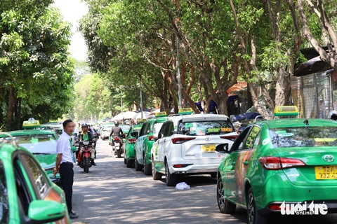 Xe taxi đậu kín đường xung quanh sân bay Tân Sơn Nhất- Ảnh 2. Xe taxi vây kín hai bên đường, lòng đường bị thu hẹp chưa tới 2m - Ảnh: NGỌC QUÝ