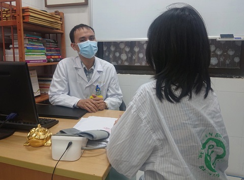 Bác sĩ Vũ Sơn Tùng, Viện Sức khỏe tâm thần, Bệnh viện Bạch Mai thăm khám cho bệnh nhân - Ảnh minh họa: DƯƠNG LIẼU Bác sĩ Viện Sức khỏe tâm thần, Bệnh viện Bạch Mai thăm khám cho bệnh nhân - Ảnh minh họa: DƯƠNG LIẼU