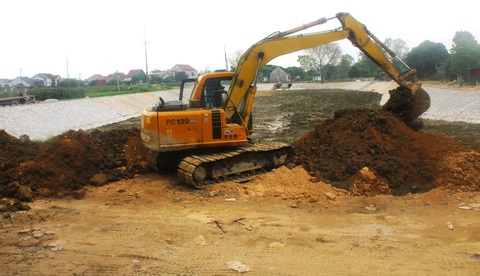Chi hàng trăm tỉ mua cờ, biểu ngữ… kỷ niệm ngày sinh cố Tổng bí thư Trần Phú là thông tin thất thiệt- Ảnh 2. Một công trình phục vụ dân sinh xây dựng tại xã Tùng Ảnh được đẩy nhanh tiến độ để hưởng ứng lễ kỷ niệm 120 năm ngày sinh của cố Tổng bí thư Trần Phú - Ảnh: LÊ MINH