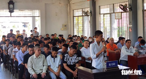 44 thanh thiếu niên lãnh án sau khi cầm hung khí đánh nhau do mâu thuẫn trên Facebook- Ảnh 1. Nguyễn Văn Khánh Duy cùng các bị cáo khác tại phiên tòa xét xử sơ thẩm - Ảnh: HOÀI THƯƠNG