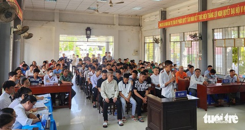 44 thanh thiếu niên lãnh án sau khi cầm hung khí đánh nhau do mâu thuẫn trên Facebook- Ảnh 2. Quang cảnh phiên tòa xét xử 44 bị cáo trong vụ gây rối trật tự công cộng - Ảnh: HOÀI THƯƠNG
