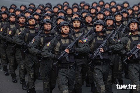 Vì sao quân phục của cảnh sát đặc nhiệm lại có ký hiệu về nhóm máu?- Ảnh 1. Nam chiến sĩ cảnh sát đặc nhiệm diễu binh trong lễ kỷ niệm 50 năm Cảnh sát cơ động - Ảnh: NGUYỄN KHÁNH