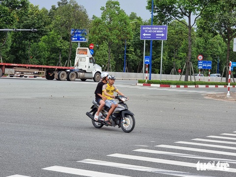 Dự án vành đai 4 TP.HCM qua địa bàn Bến Cát, tỉnh Bình Dương đã thông xe một số đoạn đi qua khu công nghiệp. Các đoạn còn lại đang được tích cực chuẩn bị khởi công để kết nối với Đông Nam Bộ - Ảnh: BÁ SƠN Dự án vành đai 4 TP.HCM qua địa bàn Bến Cát, tỉnh Bình Dương đã thông xe một số đoạn đi qua khu công nghiệp. Các đoạn còn lại đang được tích cực chuẩn bị khởi công để kết nối với Đông Nam Bộ - Ảnh: BÁ SƠN